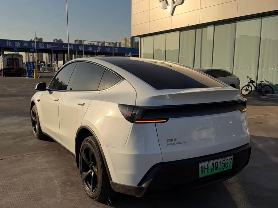 Tesla Model Y 2025 #9 Tesla Model Y 2025 car image #9
