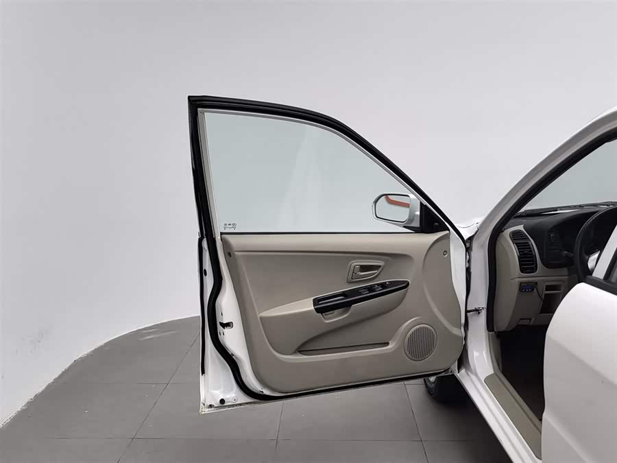 Soueast V3 Lingyue 2016 car image #9