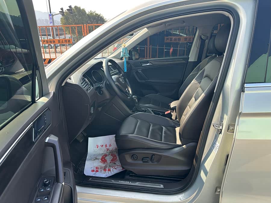 Volkswagen Tiguan L 2016 car image #9