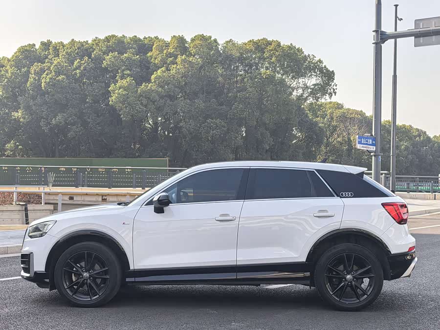 Audi Q2L 2021 car image #9