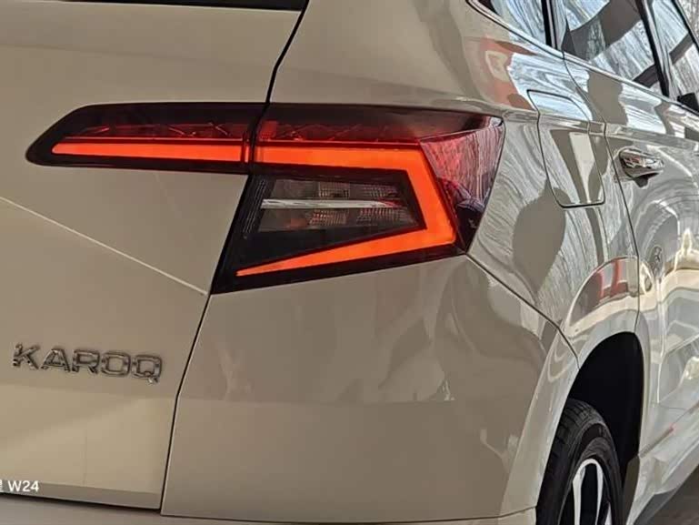 Skoda Karoq 2021 car image #9