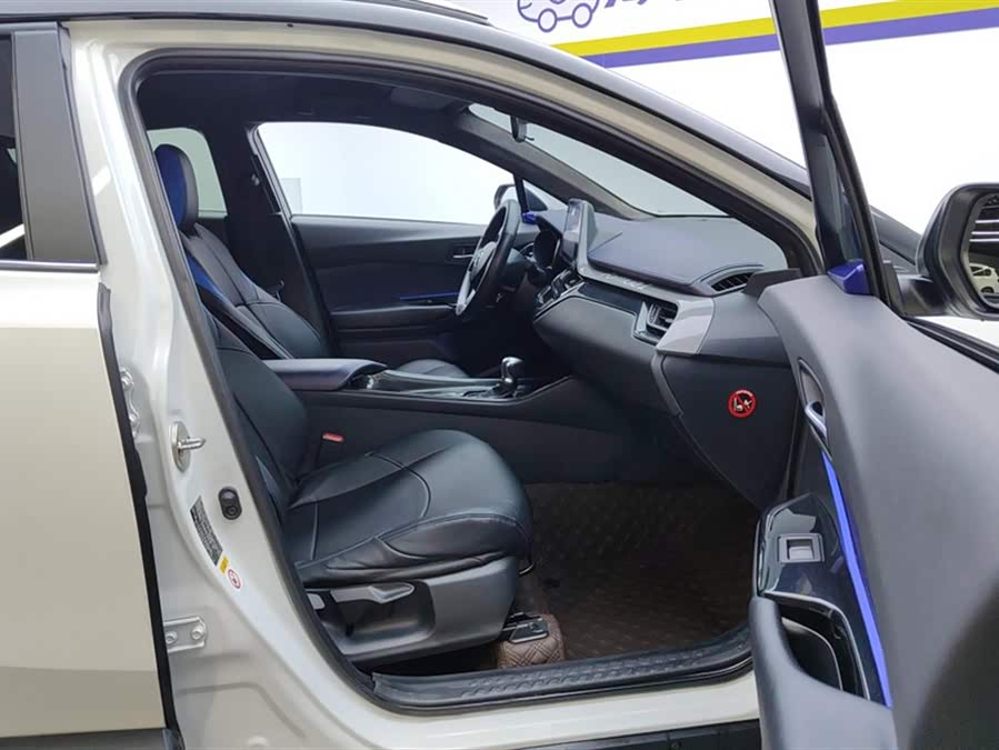 Toyota C-HR 2019 immagine di auto #9