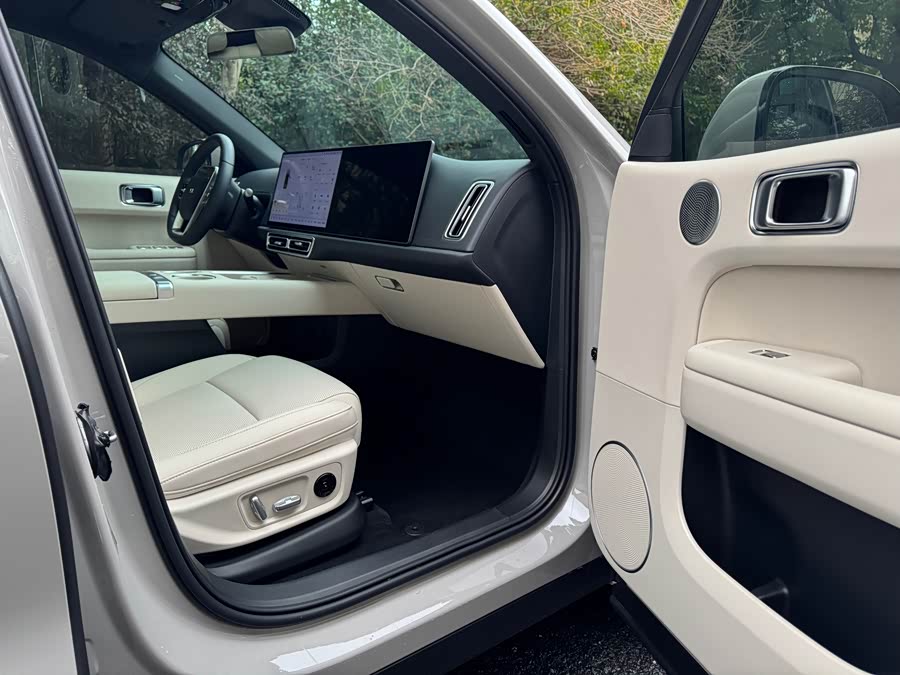 Li L6 2025 image de voiture #9