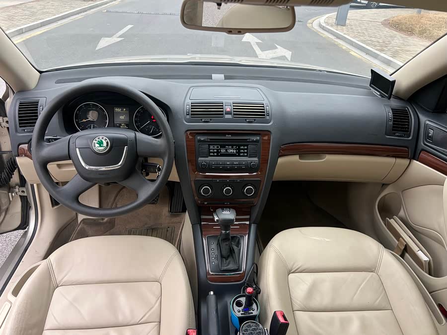 Skoda Octavia 2010 car image #9