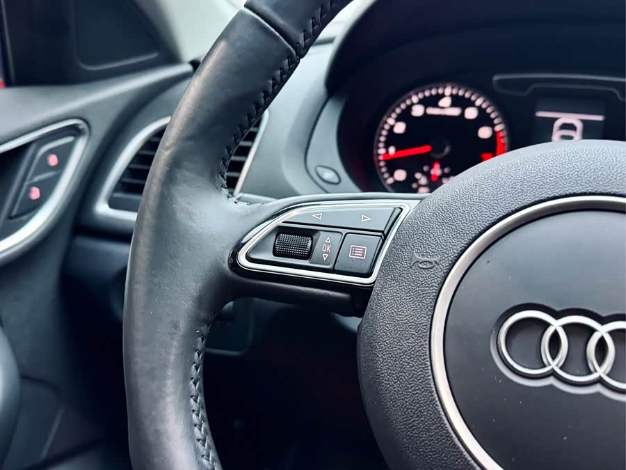 Audi Q3 2019 car image #9