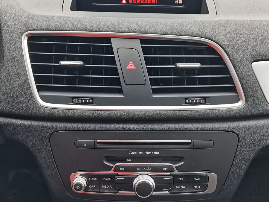 Audi Q3 2016 car image #9