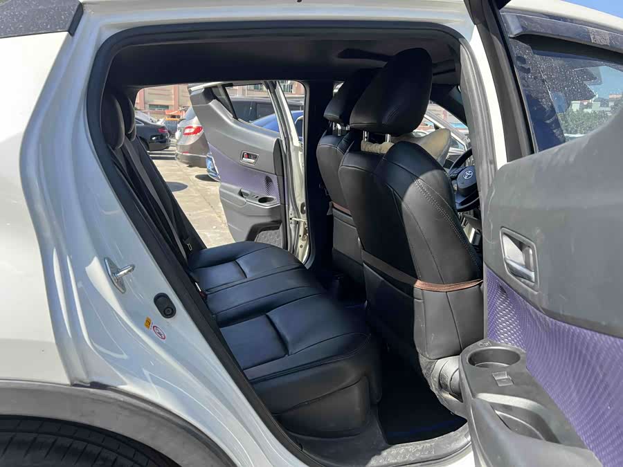 Toyota C-HR 2019 car image #9