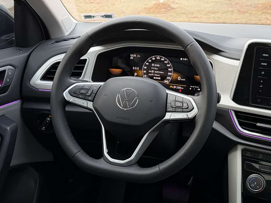 Volkswagen T-Roc 2023 car image #9