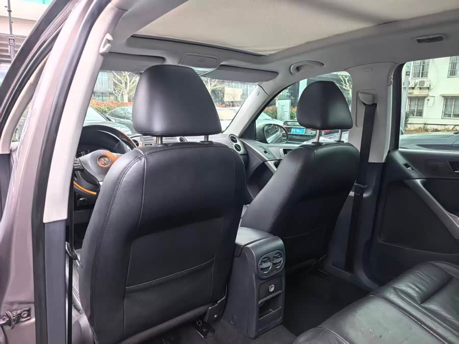 Volkswagen Tiguan 2011 car image #9