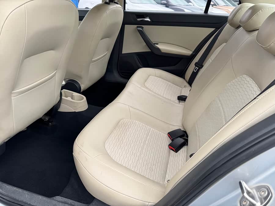 Skoda Rapid 2015 car image #9