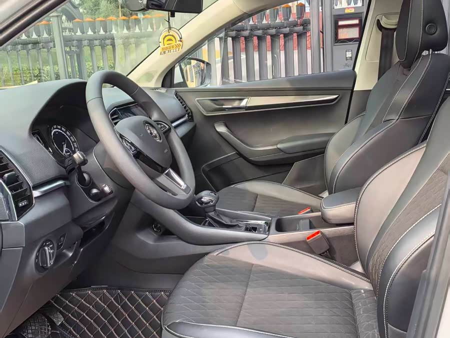 Skoda Karoq 2021 car image #9