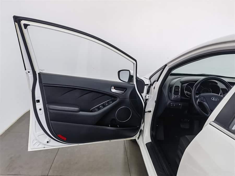 Kia K3 2017 car image #9