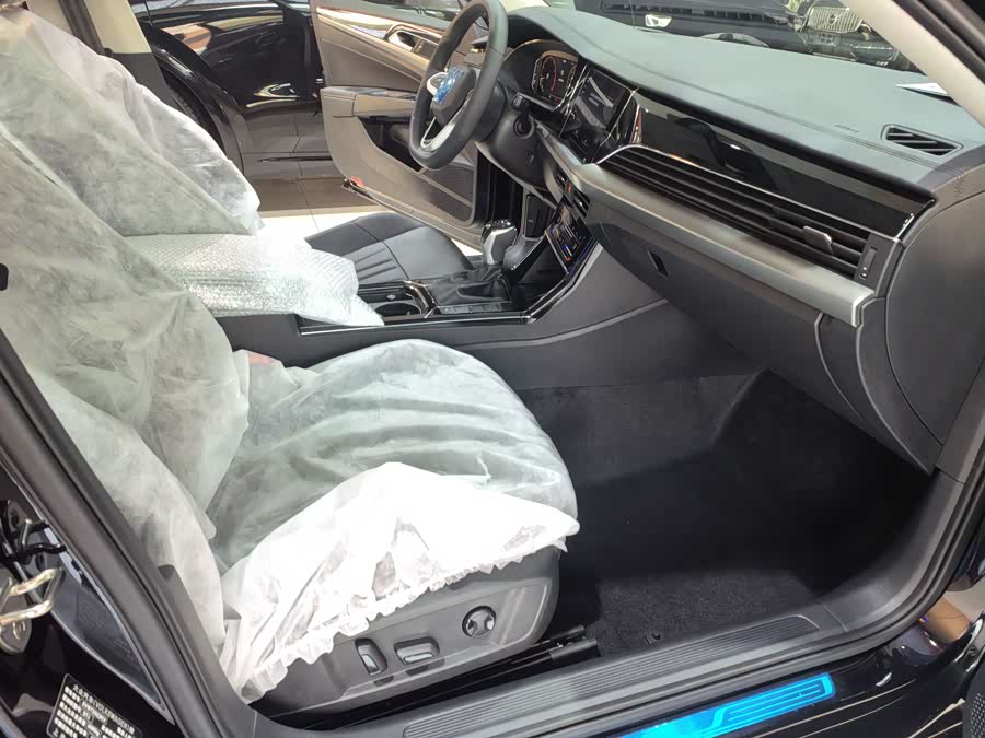 Volkswagen Passat 2025 car image #9