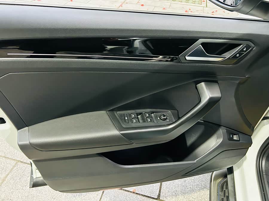 Volkswagen T-Roc 2020 car image #9