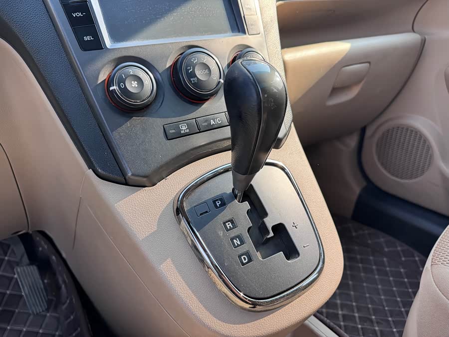 Kia Carens 2010 immagine di auto #9