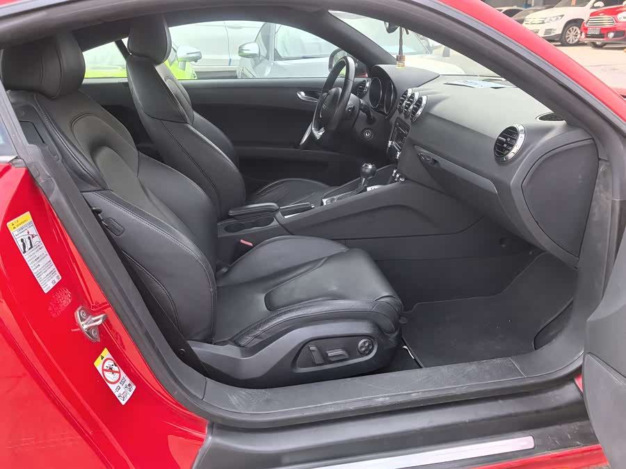 Audi TT 2010 car image #9