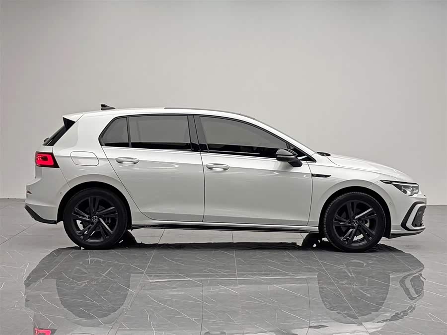 Volkswagen Golf 2025 car image #9