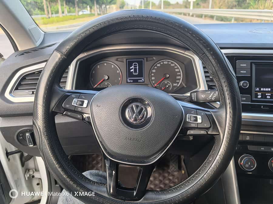 Volkswagen T-Roc 2020 car image #9