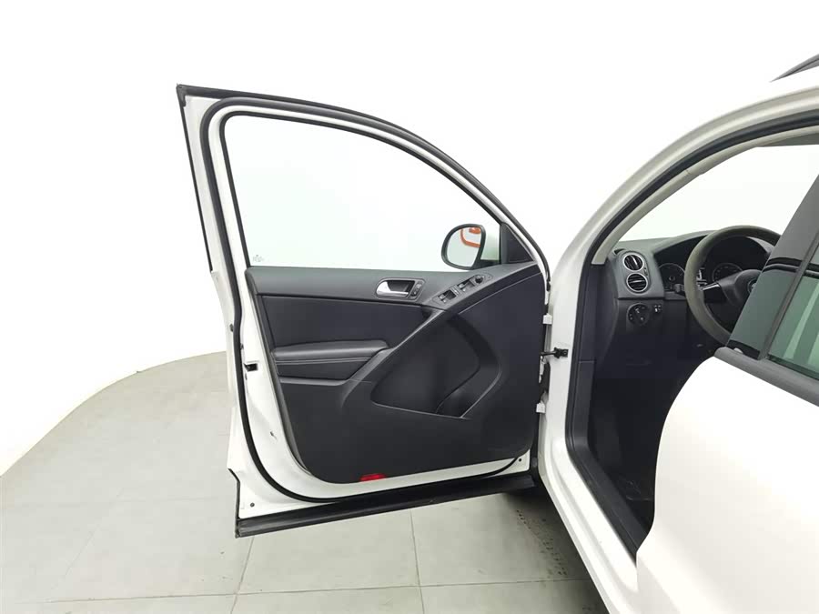 Volkswagen Tiguan 2019 car image #9