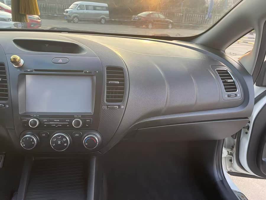 Kia K3 2013 car image #9