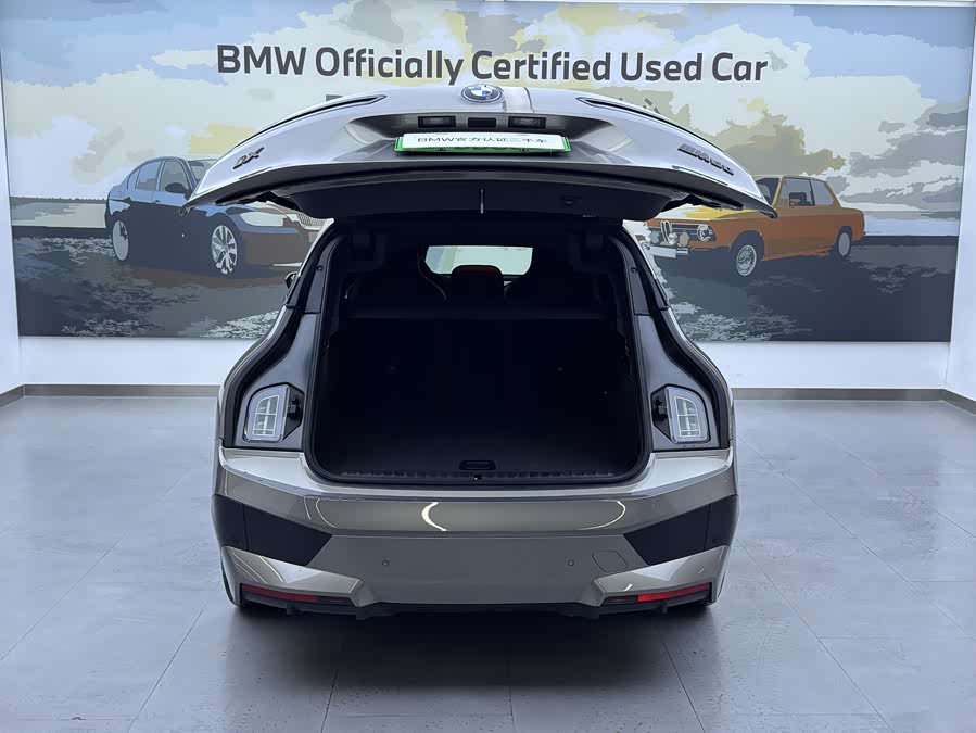 BMW iX M60 2025 car image #9