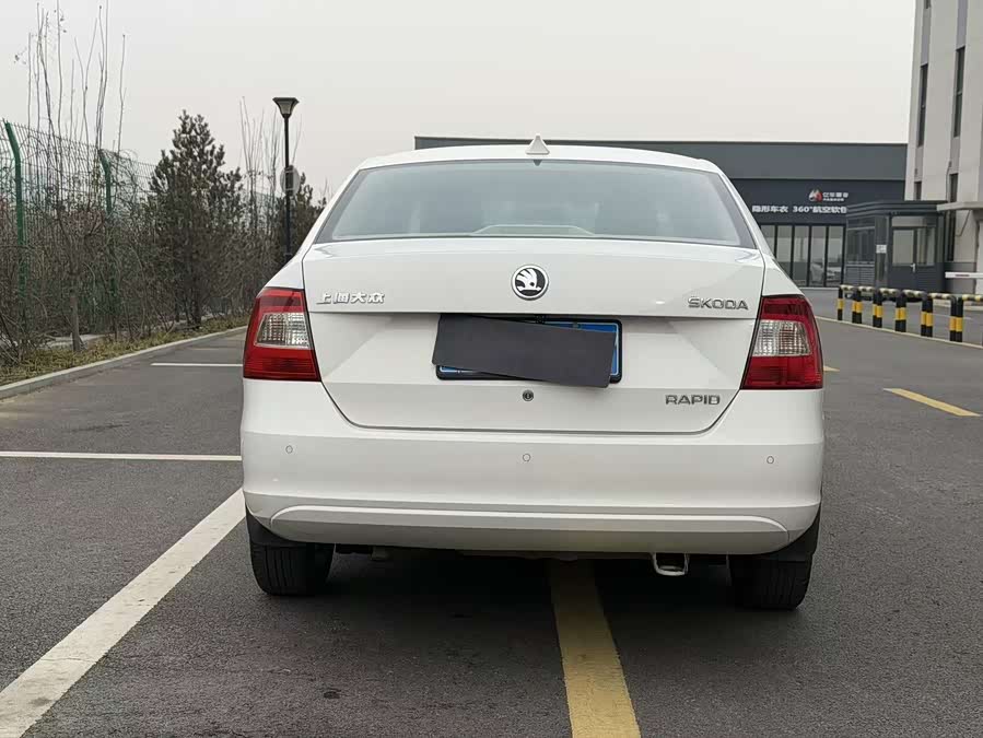 Skoda Rapid 2015 car image #9