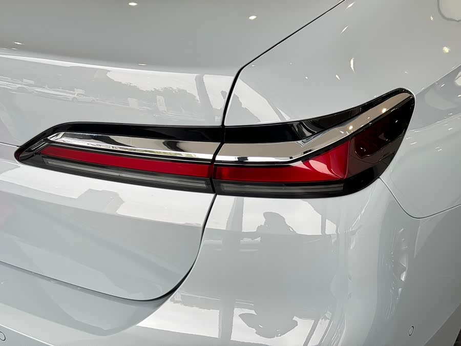 BMW 7 Series 2024 car image #9