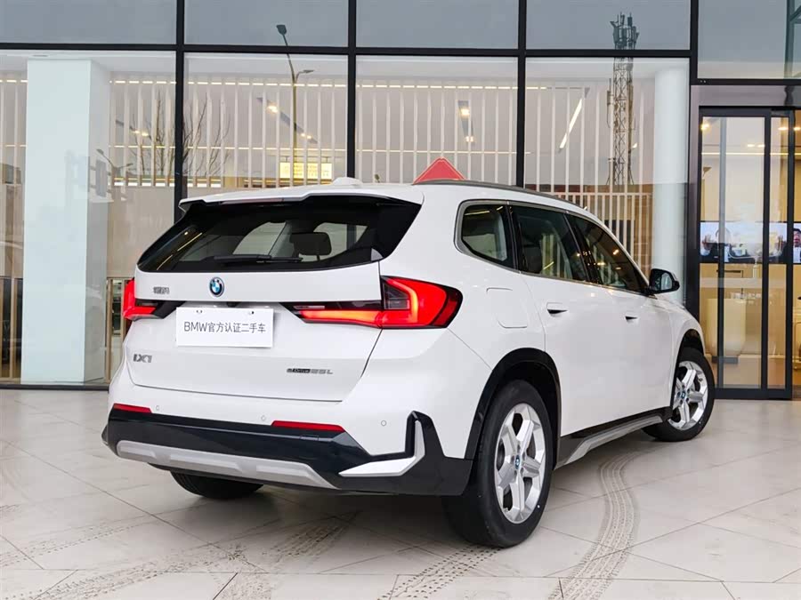 BMW iX1 2025 صورة سيارة #9