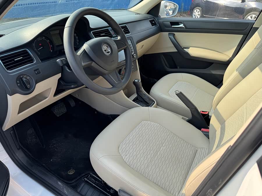 Skoda Rapid 2015 car image #9