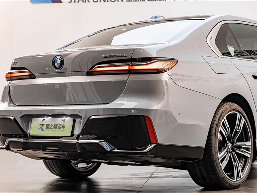 BMW i7 2025 car image #9