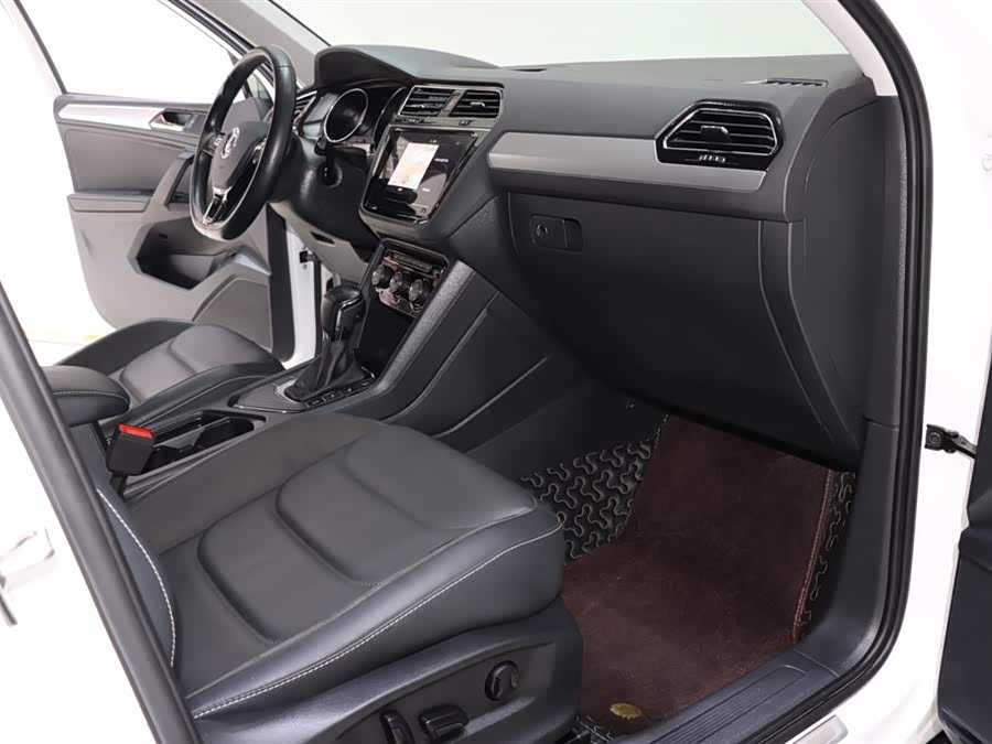 Volkswagen Tiguan L 2020 car image #9