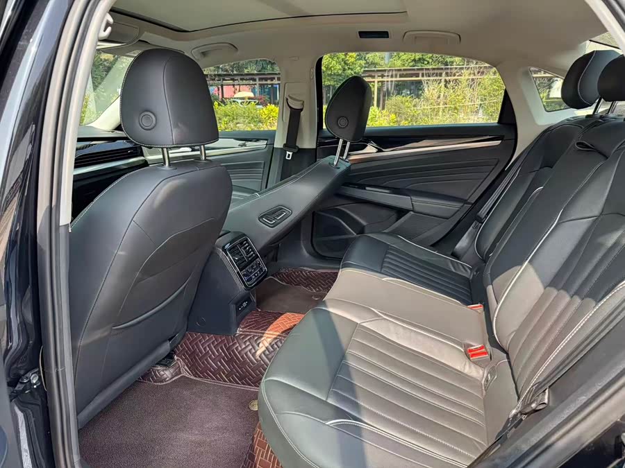 Volkswagen Passat 2023 car image #9