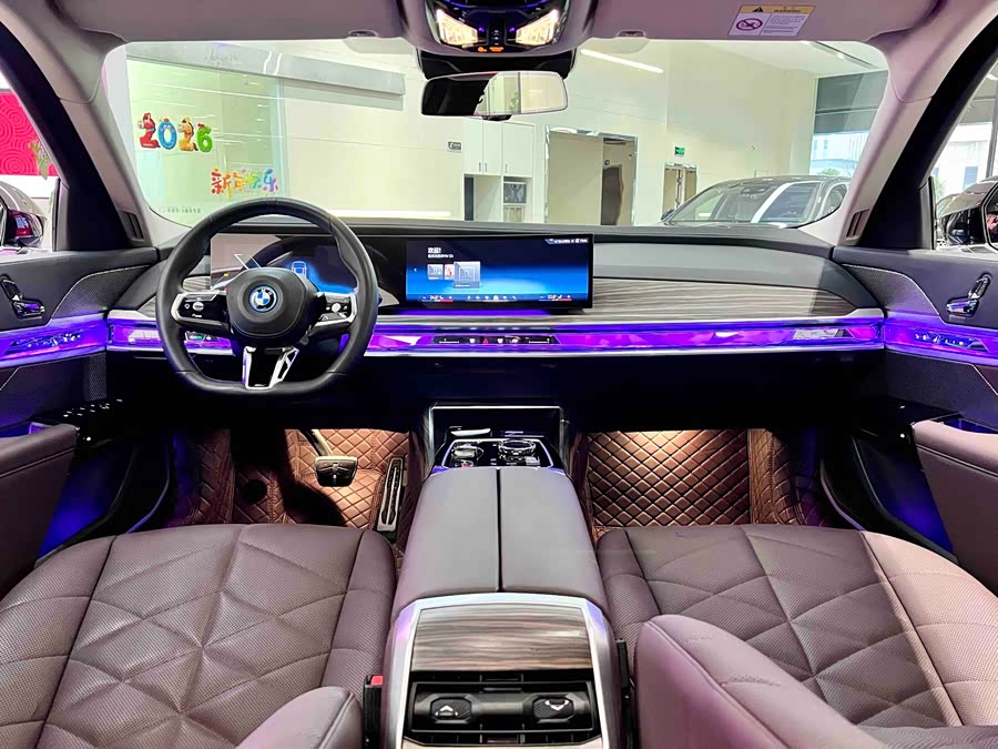 BMW i7 2024 car image #9