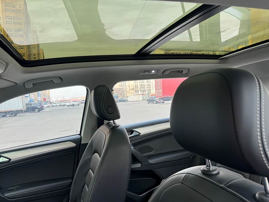 Volkswagen Tiguan L 2018 car image #9
