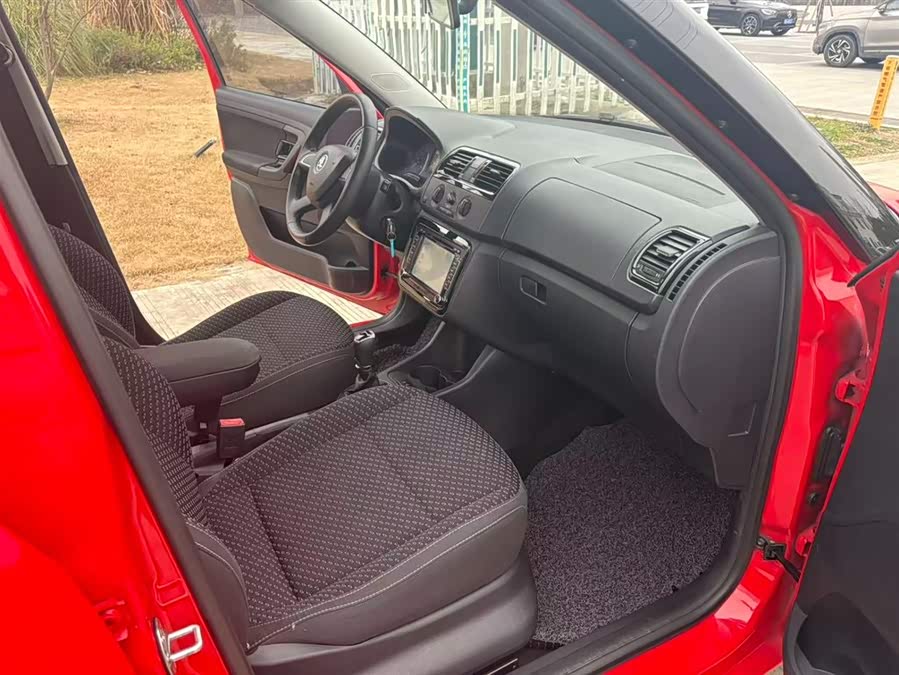 Skoda Fabia 2014 immagine di auto #9