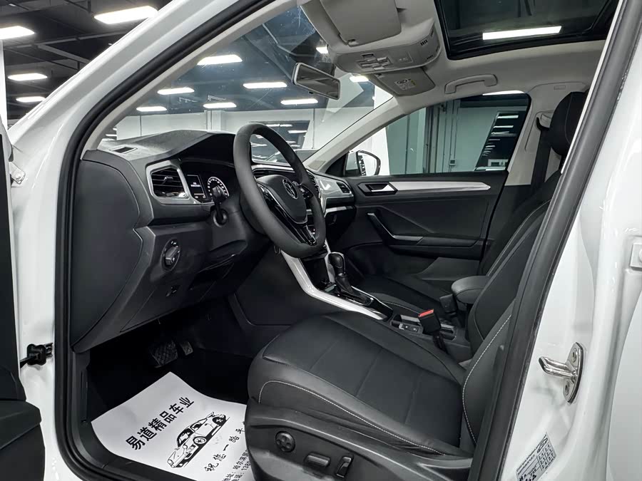 Volkswagen T-Roc 2022 car image #9