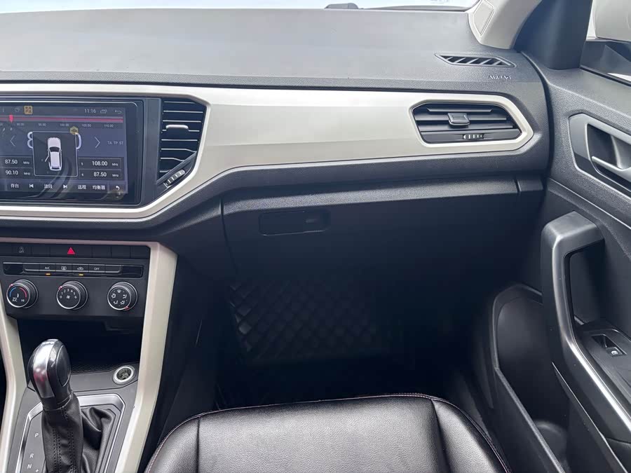Volkswagen T-Roc 2019 car image #9