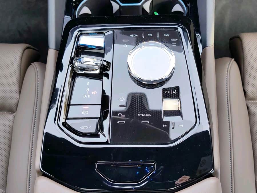 BMW i5 M60 car image #9