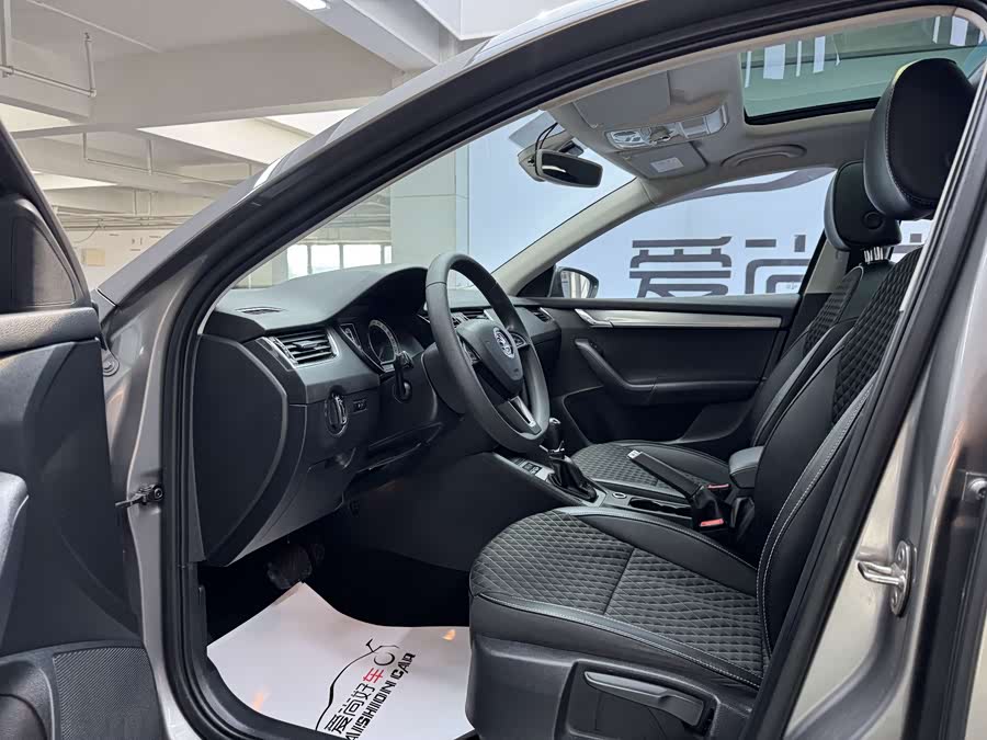 Skoda Octavia 2020 car image #9