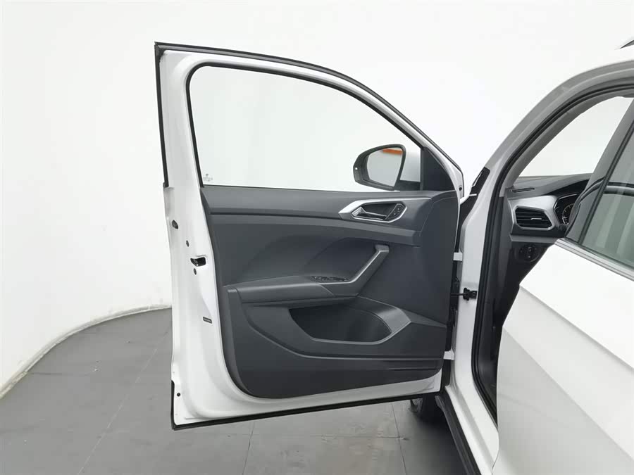 Volkswagen T-Cross 2021 car image #9