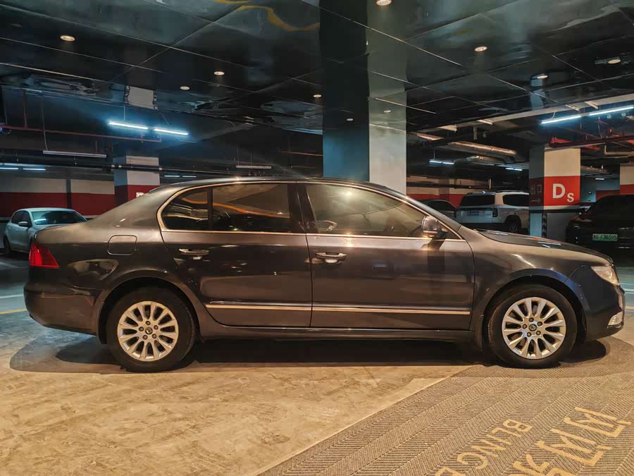 Skoda Superb 2010 car image #9