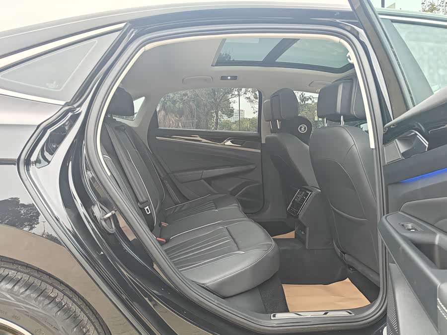 Volkswagen Passat 2023 car image #9