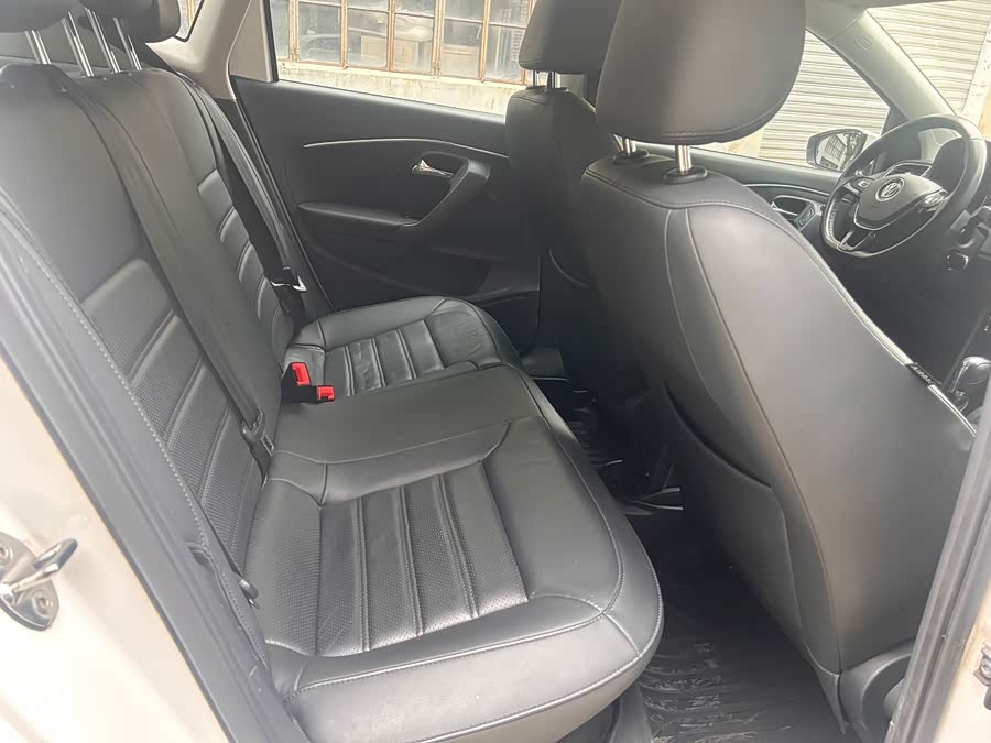 Volkswagen Polo 2015 car image #9