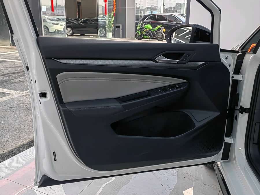 Volkswagen Golf 2025 car image #9