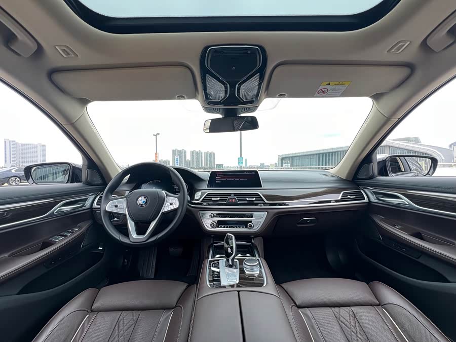 BMW 7 Series 2020 car image #9