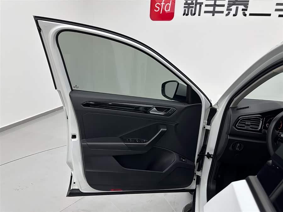 Volkswagen T-Roc 2020 car image #9