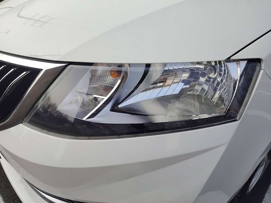 Skoda Rapid 2018 car image #9