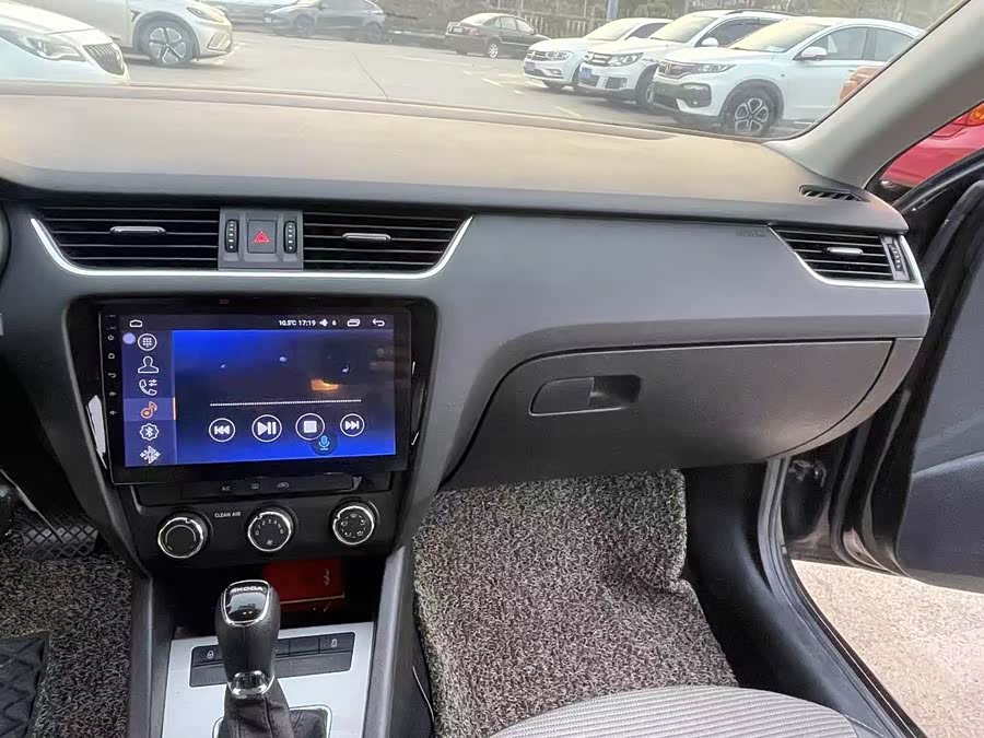 Skoda Octavia 2016 car image #9