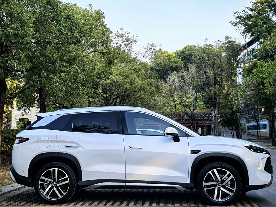 BYD SongL DM-i 2025 #9 BYD SongL DM-i 2025 car image #9