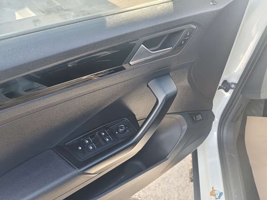 Volkswagen T-Roc 2020 car image #9